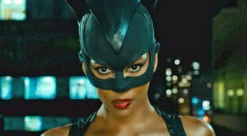 Halle Berry como Mulher-Gato - Warner Bros. Pictures