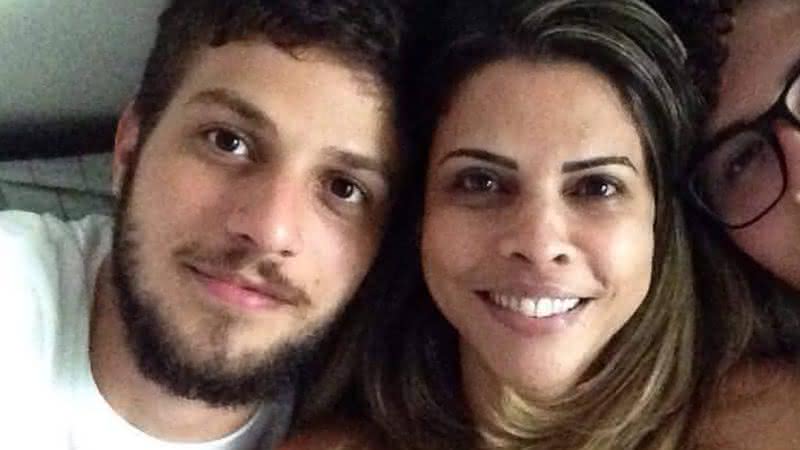 Chay Suede e Herica Godoy em foto publicada no perfil da mãe - Instagram