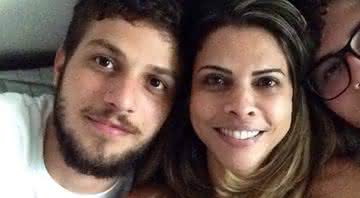 Chay Suede e Herica Godoy em foto publicada no perfil da mãe - Instagram