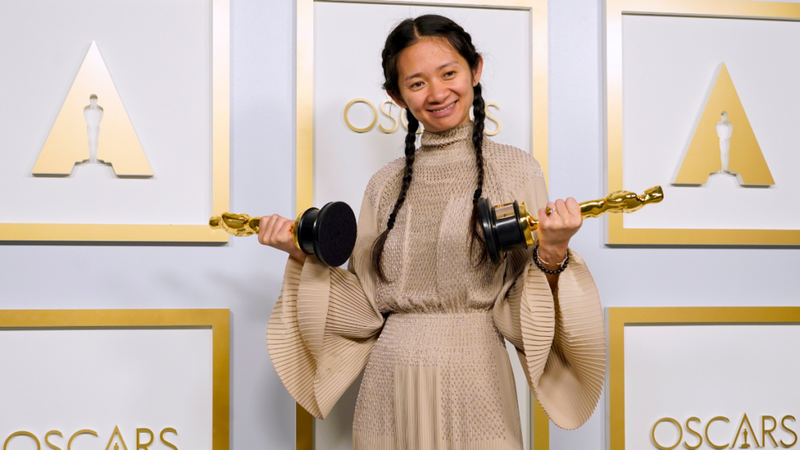 Chloé Zhao com as estatuetas de Melhor Filme e Melhor Direção, por "Nomadland - Chris Pizzello-Pool/Getty Images