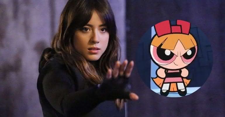 Chloe Bennet muda de visual para viver Florzinha na série live-action de "As Meninas Superpoderosas" - Reprodução/Marvel/Cartoon Network