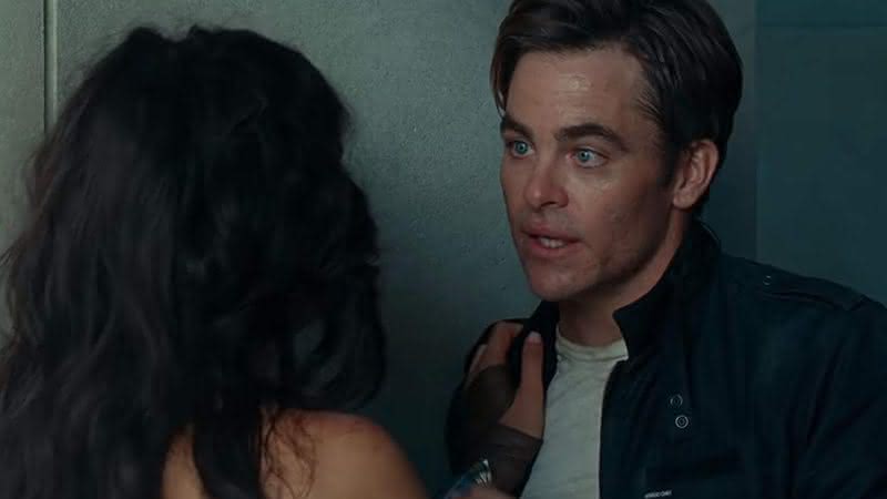 Chris Pine e Gal Gadot em cena de Mulher-Maravilha 1984 - Divulgação/Warner Bros.