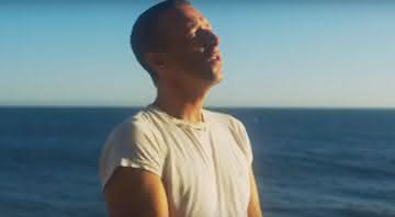 Chris Martin, vocalista do Coldplay, no clipe de Everyday Life - YouTube