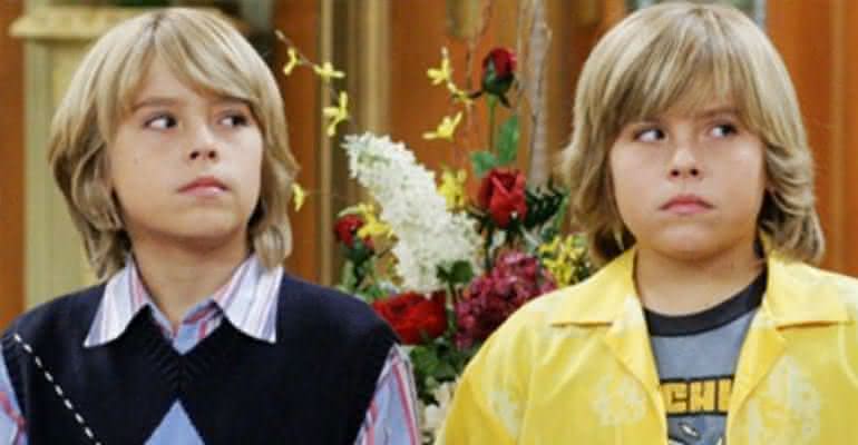 Ao lado do irmão Dylan, Cole Sprouse ficou conhecido após protagonizar a série Zack & Cody: Gêmeos em Ação, da Disney - Disney