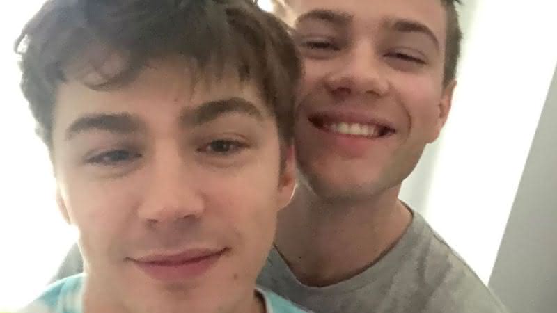 Connor Jessup e Miles Heizer em foto publicada na rede social - Intagram