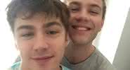 Connor Jessup e Miles Heizer em foto publicada na rede social - Intagram