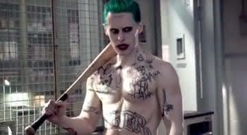 Coringa, interpretado por Jared Leto, ganhou um novo visual e detalhes sobre a aparição em "Liga da Justiça" - Reprodução/Warner Bros. Pictures