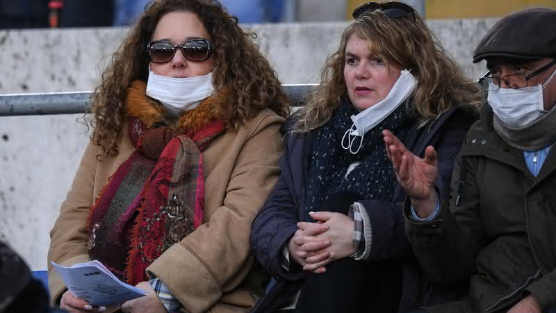 Pessoas se protegem do coronavírus com máscaras - Getty Images