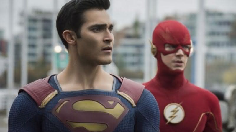 Superman e Flash em cena do crossover Crise Nas Infinitas Terras - CW