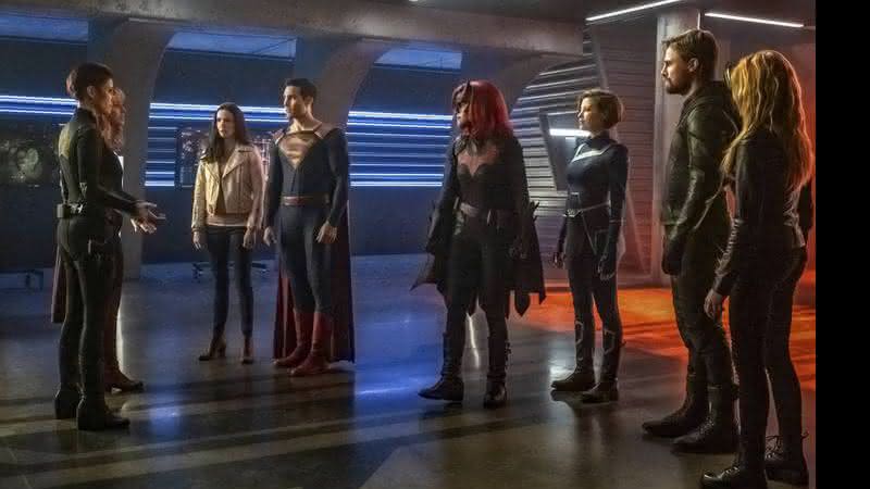 Heróis se reúnem no supercrossover Crise Nas Infinitas Terras - CW