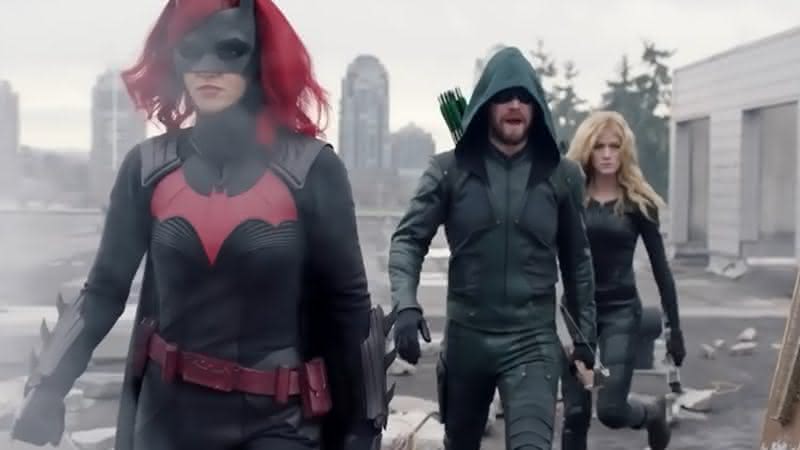 Batwoman e Arqueiro Verde em teaser de Crise nas Infinitas Terras - Youtube