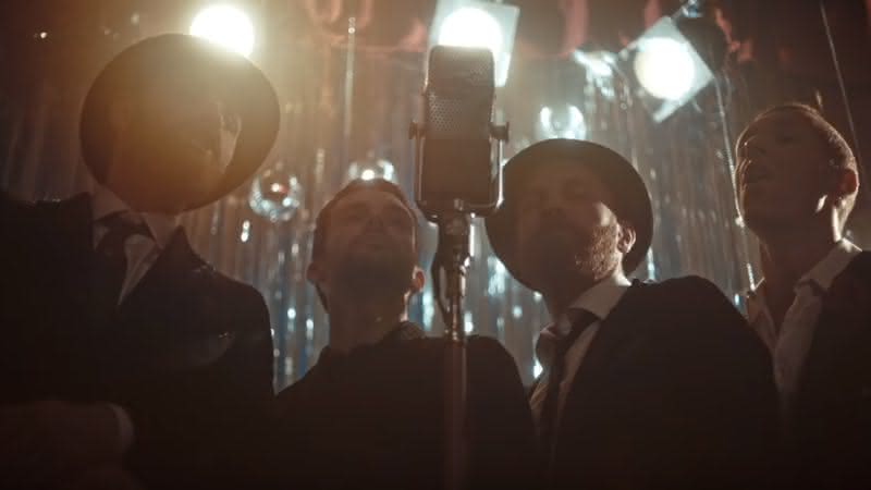 Coldplay no clipe de Cry Cry Cry - YouTube