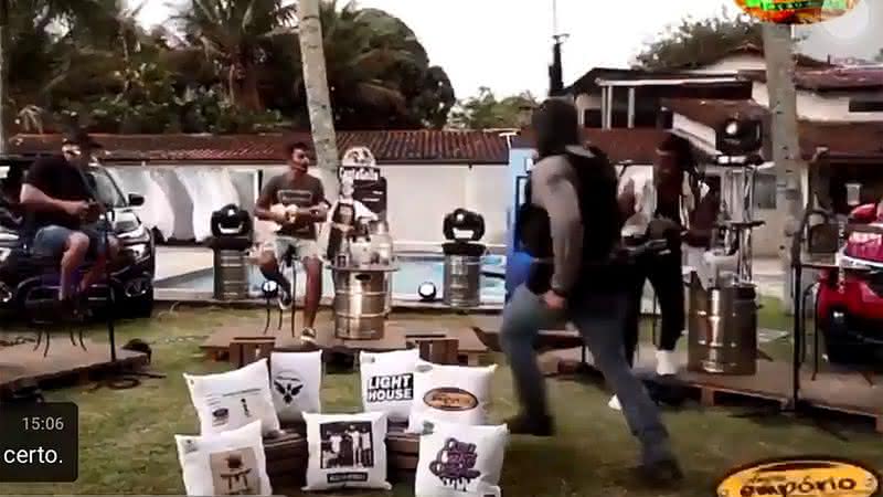 Imagem Live do grupo "Aglomerou" é interrompida por um tiroteio em Angra dos Reis, no Rio de Janeiro