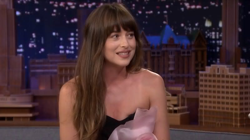 A atriz Dakota Johnson em entrevista a Jimmy Fallon. Crédito: Reprodução/YouTube