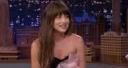 A atriz Dakota Johnson em entrevista a Jimmy Fallon. Crédito: Reprodução/YouTube