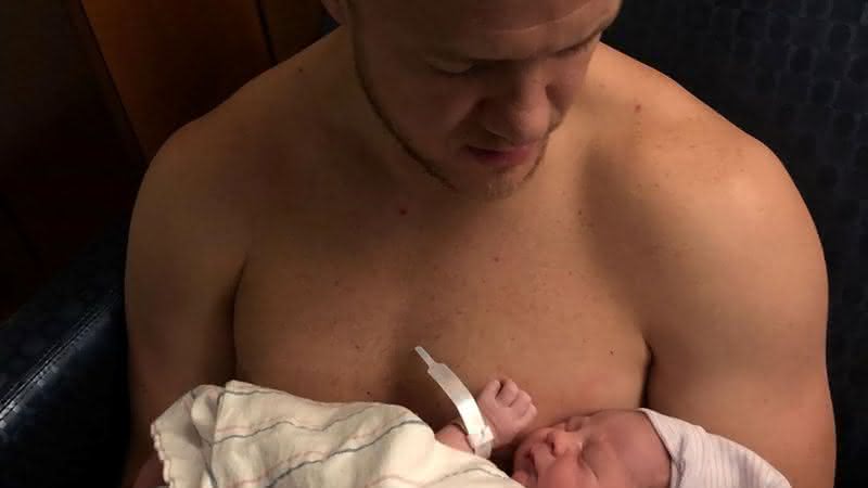 Dan Reynolds, vocalista do Imagine Dragons, com seu quarto filho ao colo - Reprodução/Instagram