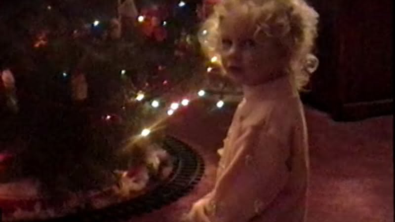 O videoclipe caseiro mostra momentos da infância durante o natal - Reprodução/Youtube