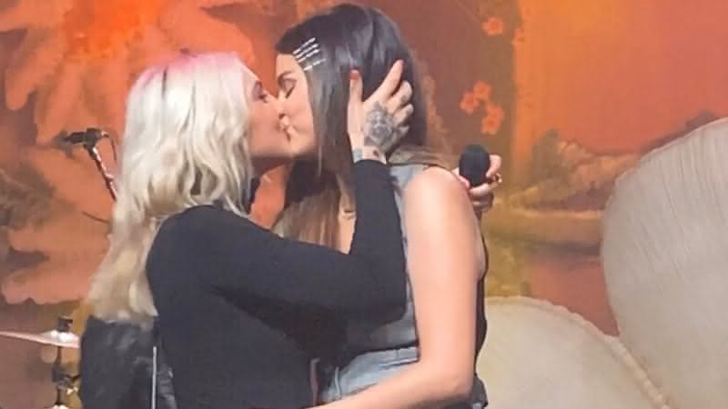 Julia Michaels comemorou seu aniversário ao lado de Selena Gomez e outros artistas - Imagem: Twitter