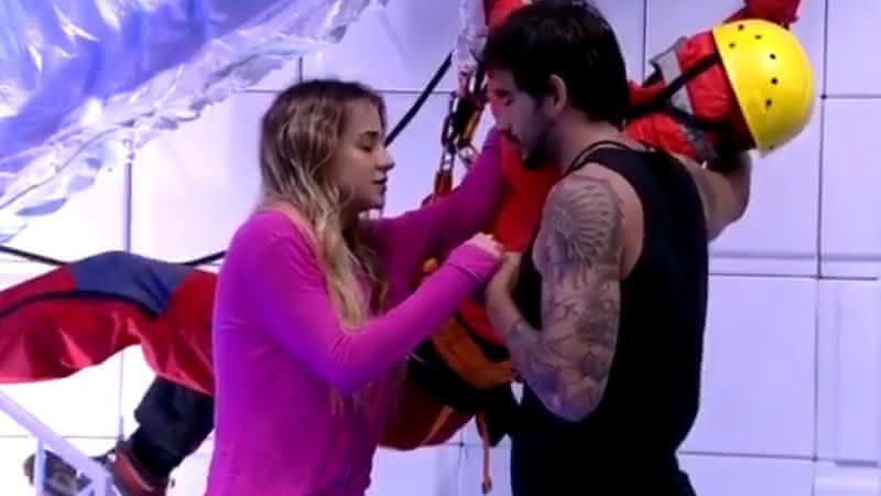 Gabi Martins e Guilherme rezam na cozinha junto ao boneco cenográfico do BBB20 - Reprodução/Globoplay