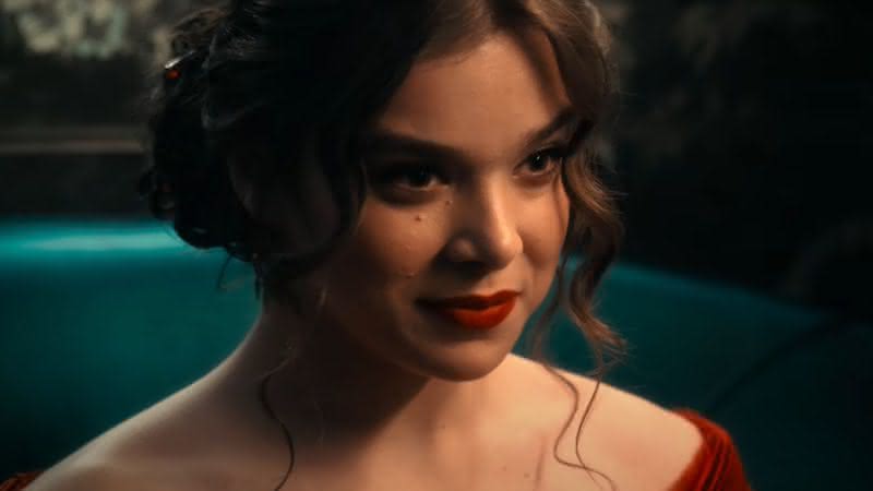 Hailee Steinfeld vive a poetisa Emily Dickinson na trama - (Reprodução/Apple TV+)