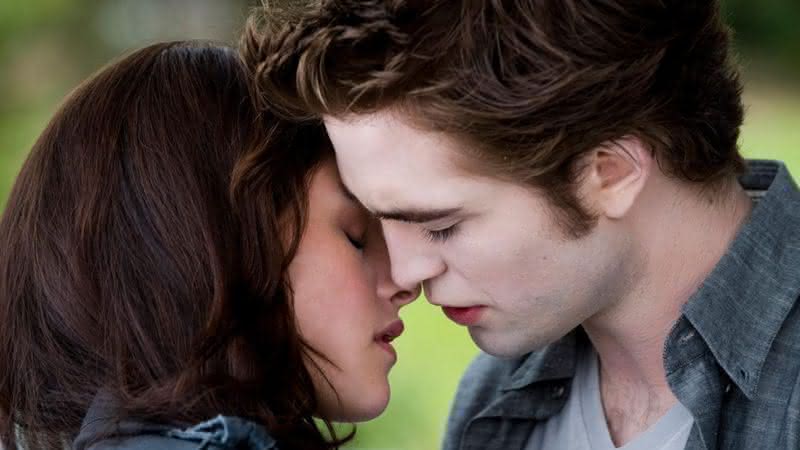 Diretora de "Crepúsculo" alertou Robert Pattinson sobre a idade de Kristen Stewart após primeiro beijo em audição - Divulgação/Paris Filmes