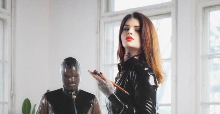 Dominatrix recebeu mais de 6 mil reais para atropelar o celular e o notebook de um cliente - Twitter