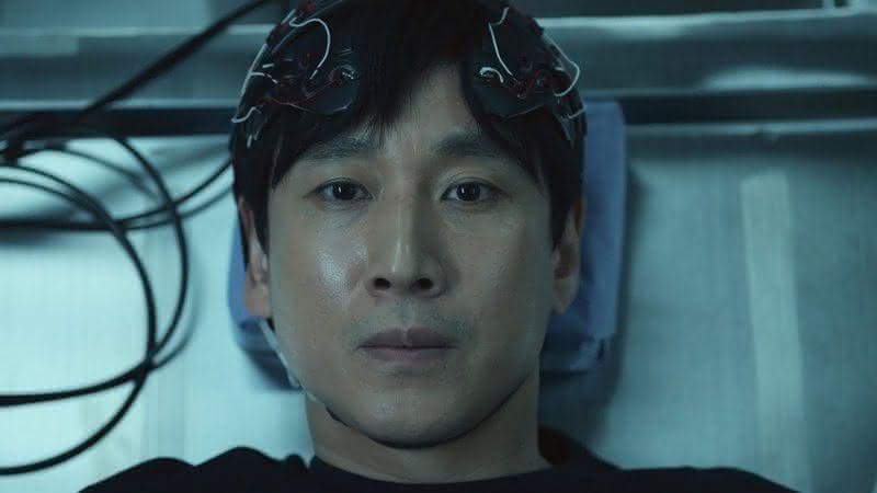 Lee Sun-Kyun vive Sewon na série - (Reprodução/Apple TV+)