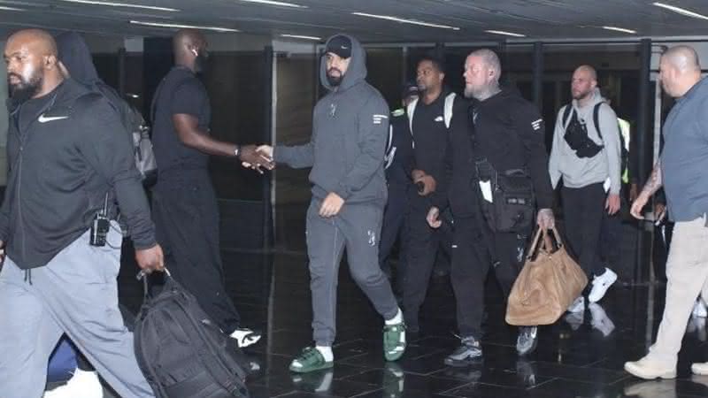 Drake chegando no aeroporto internacional do Rio - Thyago Andrade/Brazil News