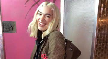 Dua Lipa antes do novo corte de cabelo - Reprodução/Globoplay