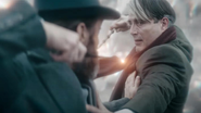Alvo Dumbledore (Jude Law) e Gerardo Grindelwald (Mads Mikkelsen) duelam em "Animais Fantásticos: Os Segredos de Dumbledo - Divulgação/Warner Bros. Pictures