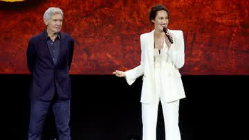 Phoebe Waller-Bridge e Harrison Ford durante o painel de "Indiana Jones 5" na D23 - Jesse Grant/Getty Images for Disney