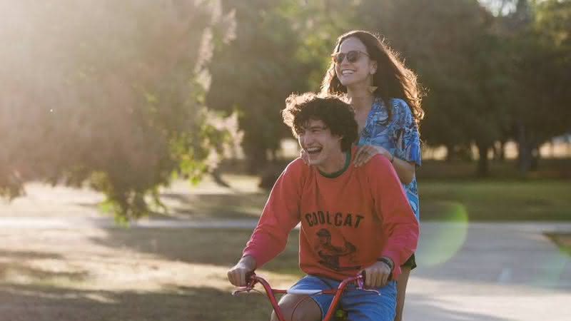 Gabriel Leone e Alice Braga em "Eduardo e Mônica" - Divulgação/Paris Filmes