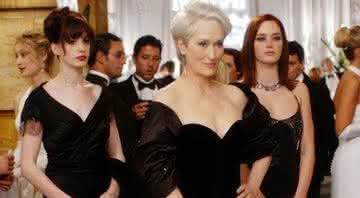 Anne Hathaway, Meryl Streep e Emily Blunt em "O Diabo Veste Prada" - Barry Wetcher/20th Century Studios