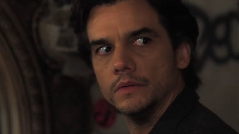 Wagner Moura em "Shining Girls", seu trabalho mais recente na TV norte-americana; o ator também estará em "Sr. e Sra. Smith", série baseada no filme de 2005 - Reprodução/Apple TV+