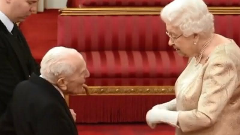 Cena do vídeo da Rainha Elizabeth II com Harry Billinge em cerimônia oficial - Instagram