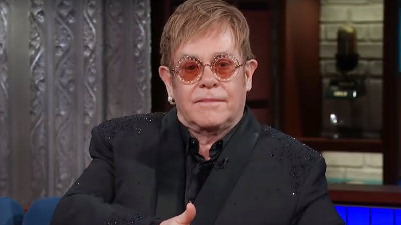 Elton John teve de cancelar show por conta de mal-estar extremo - YouTube