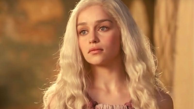 Emilia Clarke no papel de Daenerys Targaryen na primeira temporada de GoT - Reprodução/YouTube