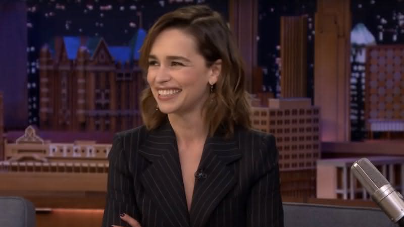 Emilia Clarke no programa de Jimmy Fallon - YouTube/The Tonight Show