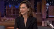 Emilia Clarke no programa de Jimmy Fallon - YouTube/The Tonight Show