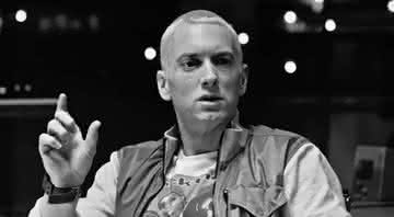 Música de Eminem afirma que Rihanna teria passado DST para Chris Brown - YouTube