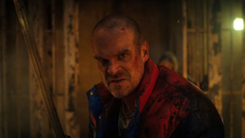 Espada de "Conan, o Bárbaro" é usada por Hopper em "Stranger Things 4" - Divulgação/Netflix