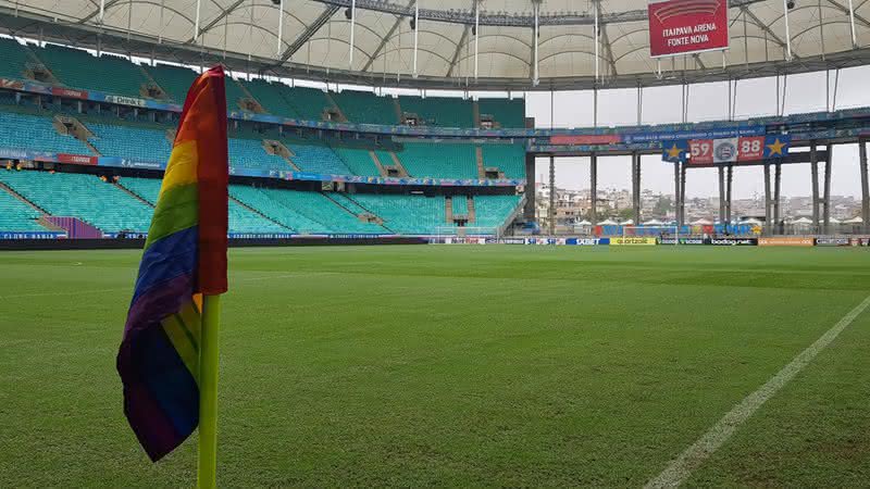 Imagem da bandeira LGBT na Arena Fonte Nova, em Salvador. - Reprodução/Twitter