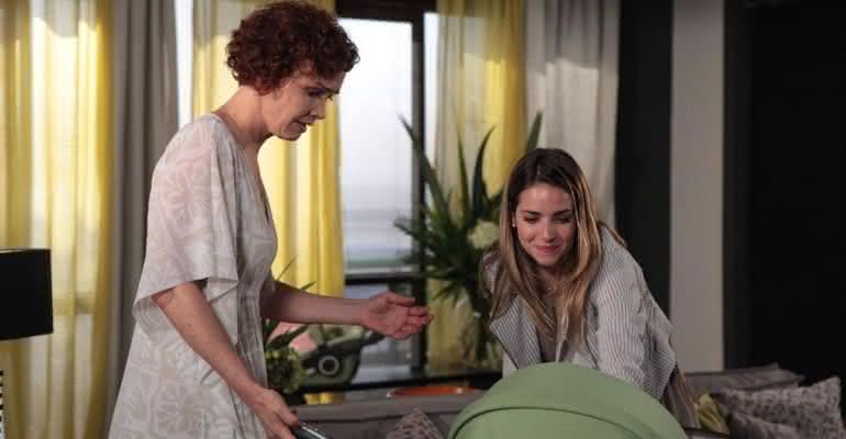 Para ficar com Vitória, Esther (Julia Lemmertz) ameaçará Beatriz (Monique Alfradique) de morte - Globo/Gui Maia