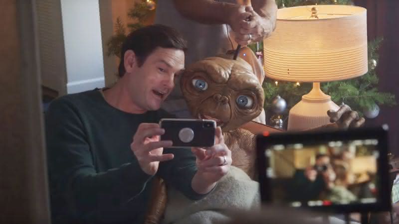 Henry Thomas e o boneco do E.T nos bastidores do comercial - YouTube