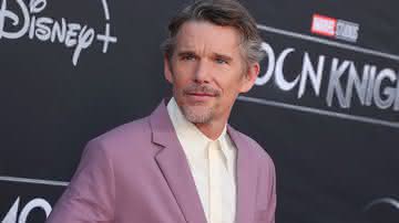 Ethan Hawke aparece em primeira imagem dos bastidores do novo filme de Pedro Almodóvar; veja - Divulgação/Getty Images: Photo by Leon Bennett