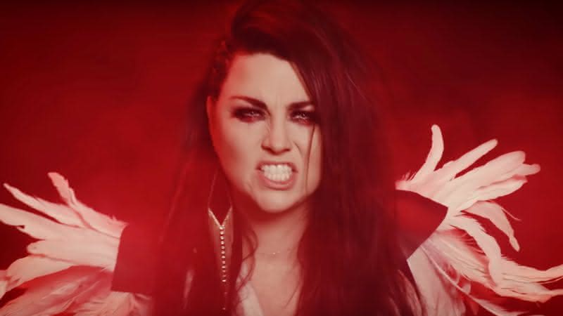 Amy Lee em meio ao cenário vermelho e pós-apocalíptico do clipe de The Chain - YouTube