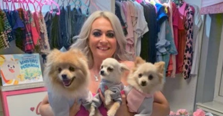 Claire Kelly Johnston com seus cachorros - Instagram