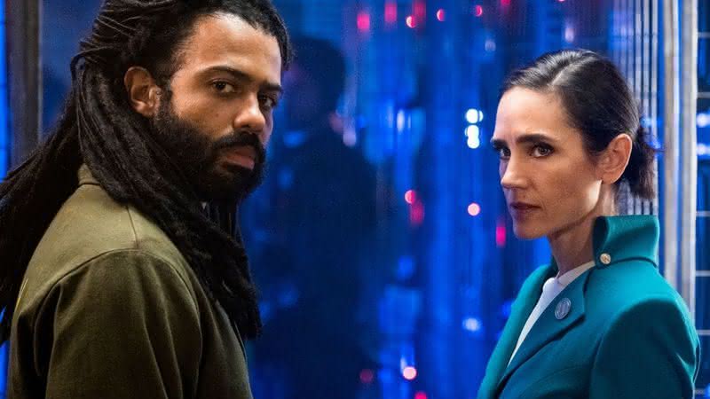 Daveed Diggs e Jennifer Connelly em "Expresso do Amanhã" - (Divulgação/Netflix)