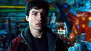 Ezra Miller explica decisão de gravar sua própria prisão no Havaí - Divulgação/Warner Bros
