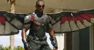 Anthony Mackie como o Falcão do MCU - Reprodução/Marvel Studios/Disney